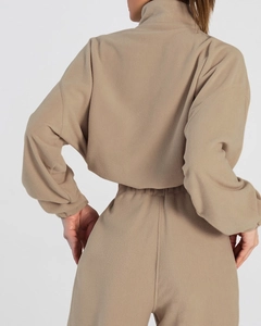 Détail de la texture en polaire douce au dos de cet ensemble de jogging décontracté beige