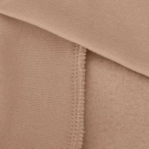 Vista macro del tessuto a maglia beige con fodera in pile e cuciture overlock precise