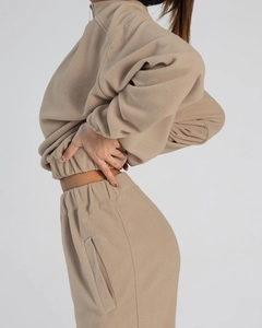 Vue latérale du jogging en polaire marron clair avec sweat à capuche et pantalon