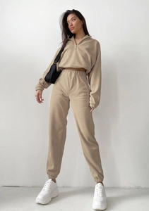 Détails du survêtement en polaire beige avec sweat à capuche court et jogging taille haute