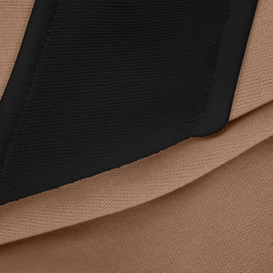 Dettaglio della spessa trama in maglia con cuciture premium in color cammello e nero