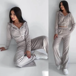 Tuta in velluto da donna con felpa corta con cappuccio e pantaloni a gamba larga