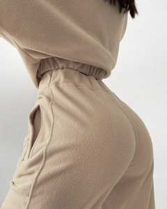 Détail de la taille élastique haute sur un ensemble de détente en polaire beige doux