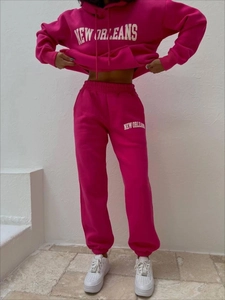 Detail des rosaroten Fleece-Trainingsanzugs mit New Orleans-Schriftzug und Kapuzenstruktur