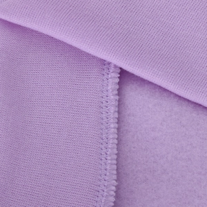 Dettaglio del tessuto della tuta lavanda con superficie in maglia e fodera in pile