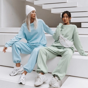 Hemelsblauwe en muntgroene oversized sweatshirt- en joggersets voor dames in de buitenlucht
