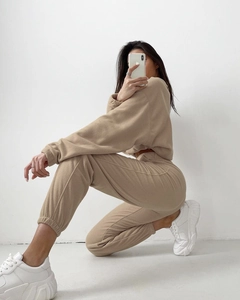 Détail de l'ensemble deux pièces en polaire douce avec sweat à capuche et jogging camel