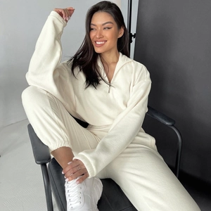 Vue détaillée de l'ensemble hoodie en polaire crème avec poignets côtelés doux