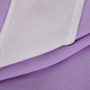 Dettaglio delle cuciture fini e del tessuto viola chiaro con bordo bianco sul set sportivo