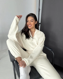 Détail de l'ensemble de survêtement en polaire blanc cassé avec sweat à capuche et jogging