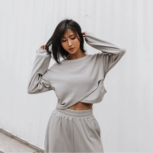 Γυναικείο αθλητικό σετ σε ανοιχτό γκρι με crop top και παντελόνι φόρμας