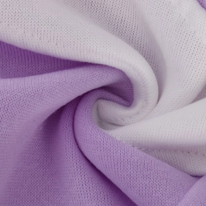 Vista macro del tessuto a maglia bicolore viola e bianco per abbigliamento sportivo