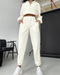 Vue détaillée du tissu polaire doux et du demi-zip sur cet ensemble de jogging beige