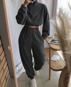 Détail d'un survêtement gris anthracite avec sweat à capuche court et pantalon de sport