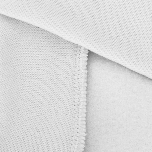 Dettaglio del tessuto a maglia bianco con fodera in pile e cuciture di qualità