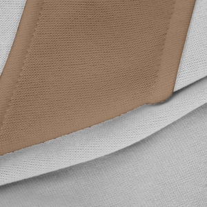 Dettaglio ravvicinato del tessuto strutturato marrone e maglia grigio chiaro con cuciture