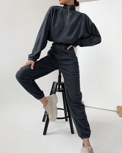 Détail de l'ensemble jogging gris anthracite avec haut court à demi-fermeture