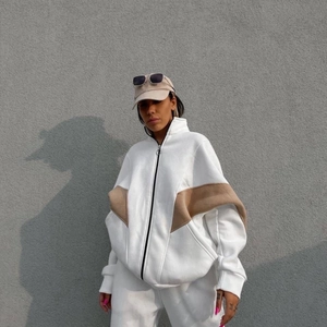 Tuta sportiva oversize in pile bianco e marrone con collo alto e zip decorativa