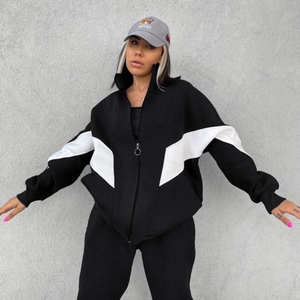 Completo sportivo da donna in 2 pezzi con design a contrasto bianco e nero a V