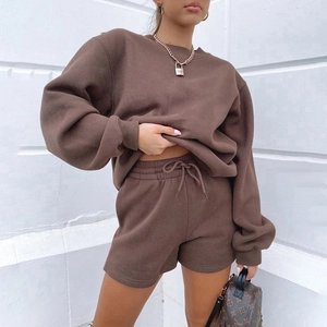 Bruin tweedelig lounge-set met sweatshirt met lange mouwen en bijpassende korte broek