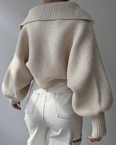 Vue arrière du pull en grosse maille beige avec col à revers et manches lanternes