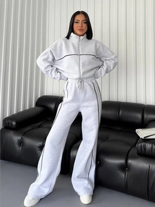 Detailansicht eines hellgrauen Strick-Loungewear-Sets mit Kontraststreifen und Reißverschluss