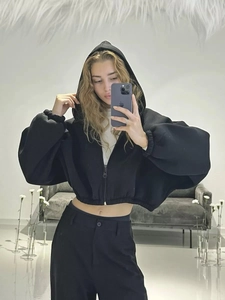 Nahaufnahme des schwarzen Cropped-Hoodies mit Puffärmeln und elastischen Bündchen