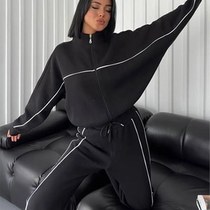 Damen Sportanzug Set in Schwarz mit weißen Seitenstreifen und Stehkragenjacke