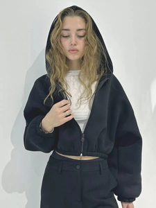 Detailaufnahme des schwarzen kurzen Zip-Hoodies mit elastischen Bündchen und Saum