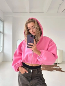 Detailansicht eines rosa kurzen Kapuzenpullis mit Rippbündchen und Drop-Shoulder-Design