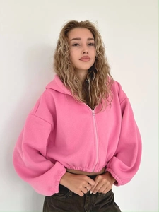 Detail eines Barbie-pinkfarbenen kurzen Zip-Hoodies mit elastischem Bund und Rippbündchen