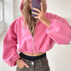 Lässiger rosa Kurz-Kapuzenpullover mit Reißverschluss und elastischen Bündchen