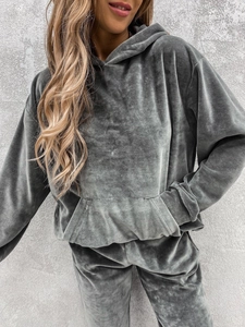 Detaillierte Makroansicht des hochwertigen dunkelgrauen Samtstoffs am Freizeit-Hoodie-Set