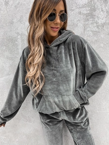 Detail eines dunkelgrauen Samt-Hoodies mit Kängurutasche und weicher Velours-Textur