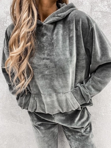 Detail der Samtstoffstruktur und der Kängurutasche auf dem dunkelgrauen Hoodie