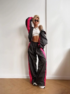 Tuta sportiva nera da donna con strisce rosa, cardigan con zip e pantaloni a gamba larga