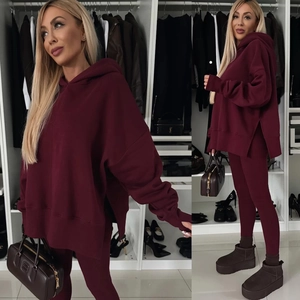 Detalle de conjunto de sudadera granate extragrande con aberturas y mallas de canalé