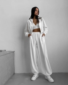 Detailed view of white 3-piece tracksuit set with cropped hoodie and jogger pants