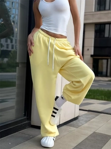 Pantaloni larghi gialli con coulisse stile street con dettaglio del tessuto morbido