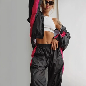 Tuta sportiva da donna 2 pezzi con giacca a righe nero e fucsia e pantaloni sportivi