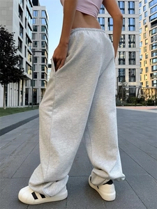 Pantaloni della tuta grigio chiaro oversize a gamba larga con vita elastica stile street