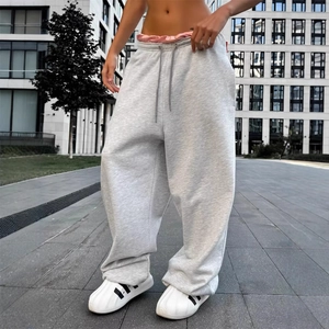 Pantaloni sportivi grigi oversize con coulisse e gamba larga per un look street style