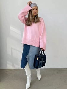 Maglione rosa oversize con scollo a V abbinato a gonna di jeans patchwork asimmetrica