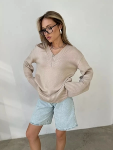 Maglione in maglia con scollo a V, polsini a coste e pantaloncini in denim azzurro