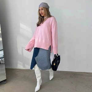 Elegante maglione rosa con scollo a V da donna con gonna di jeans patchwork e stivali