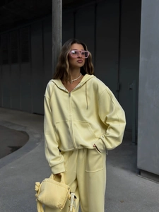 Detalle del conjunto de sudadera con capucha y joggers amarillo claro con bolsillo