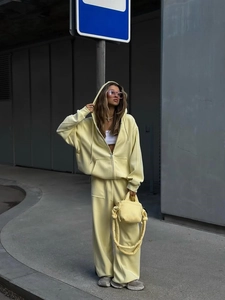 Conjunto street style amarillo claro con sudadera oversize con capucha y pantalón ancho
