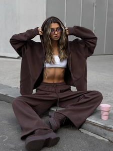 Detalle del conjunto de sudadera con capucha marrón chocolate y pantalón de pierna ancha