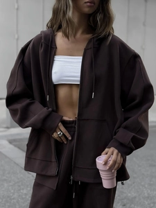 Detalle de la sudadera con capucha marrón oscuro con cremallera y tejido de calidad