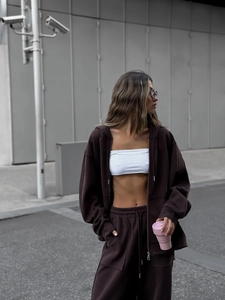 Detalle del conjunto de sudadera con capucha y jogger de algodón marrón de calidad